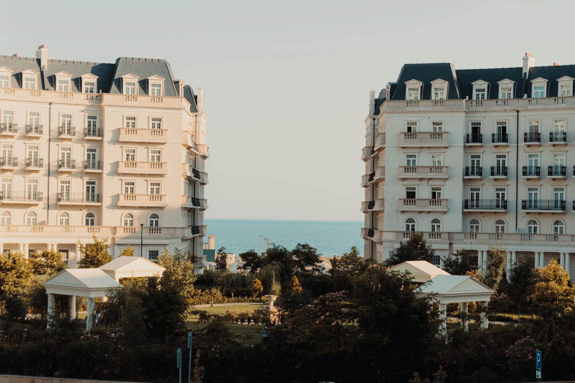 Eleganckie kamienice nad morzem w Baku o klasycznej architekturze