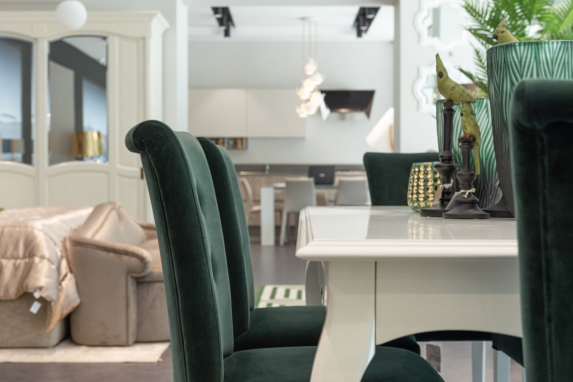 Jadalnia z welurowymi krzesłami w eleganckim apartamencie typu studio