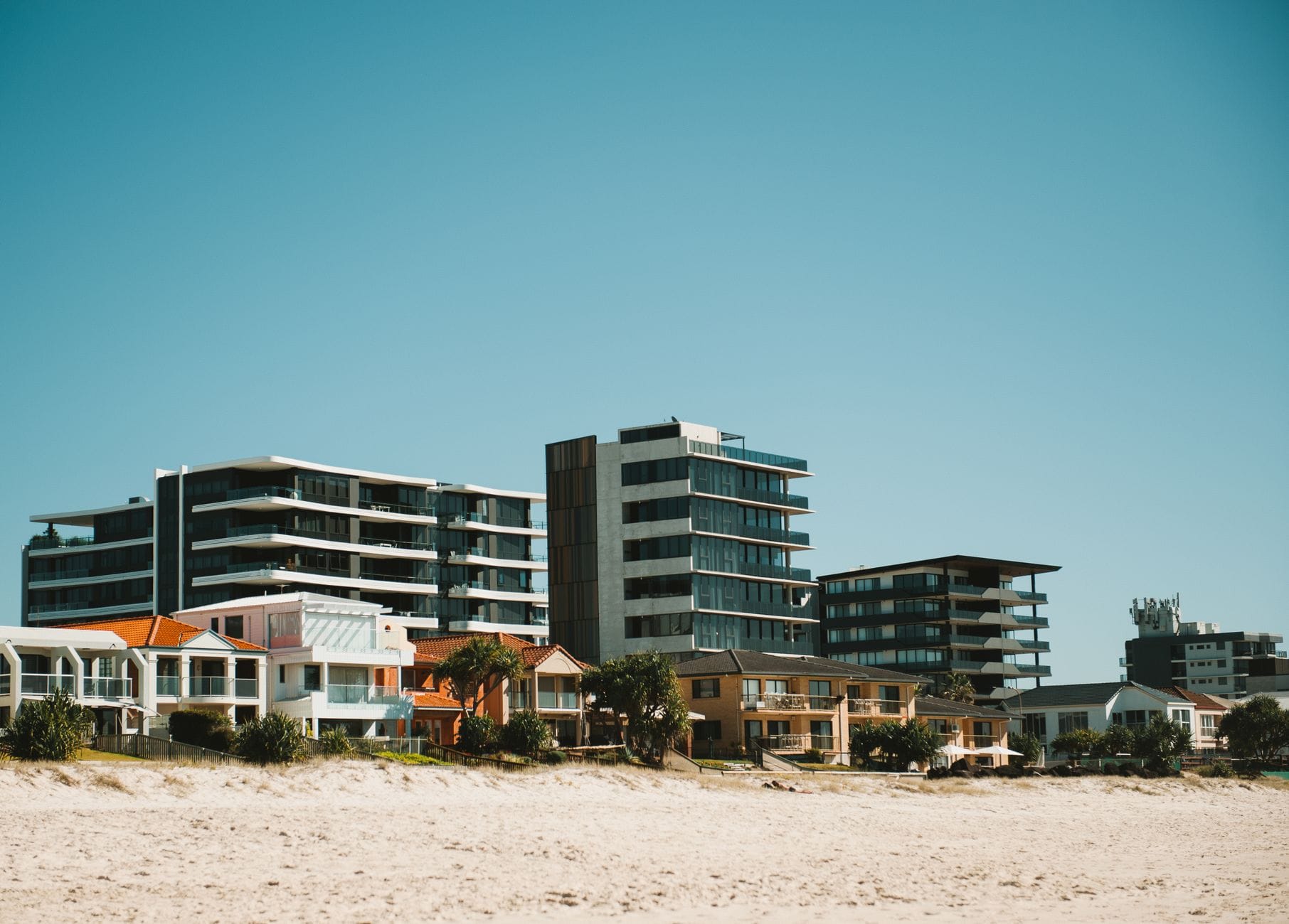 Nowoczesne apartamentowce przy plaży z widokiem na morze