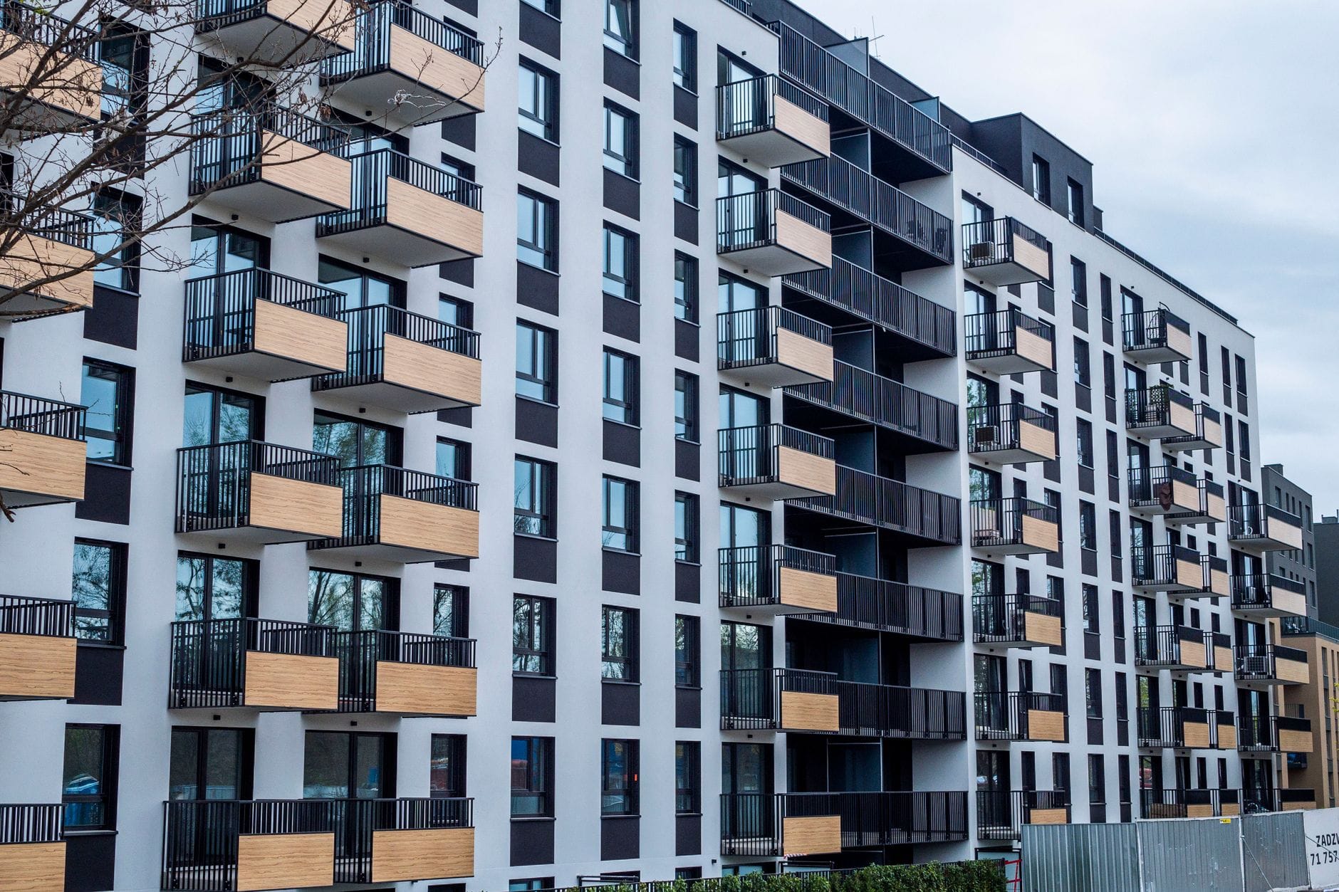 Nowoczesny budynek apartamentowy z balkonami w centrum Szczecina