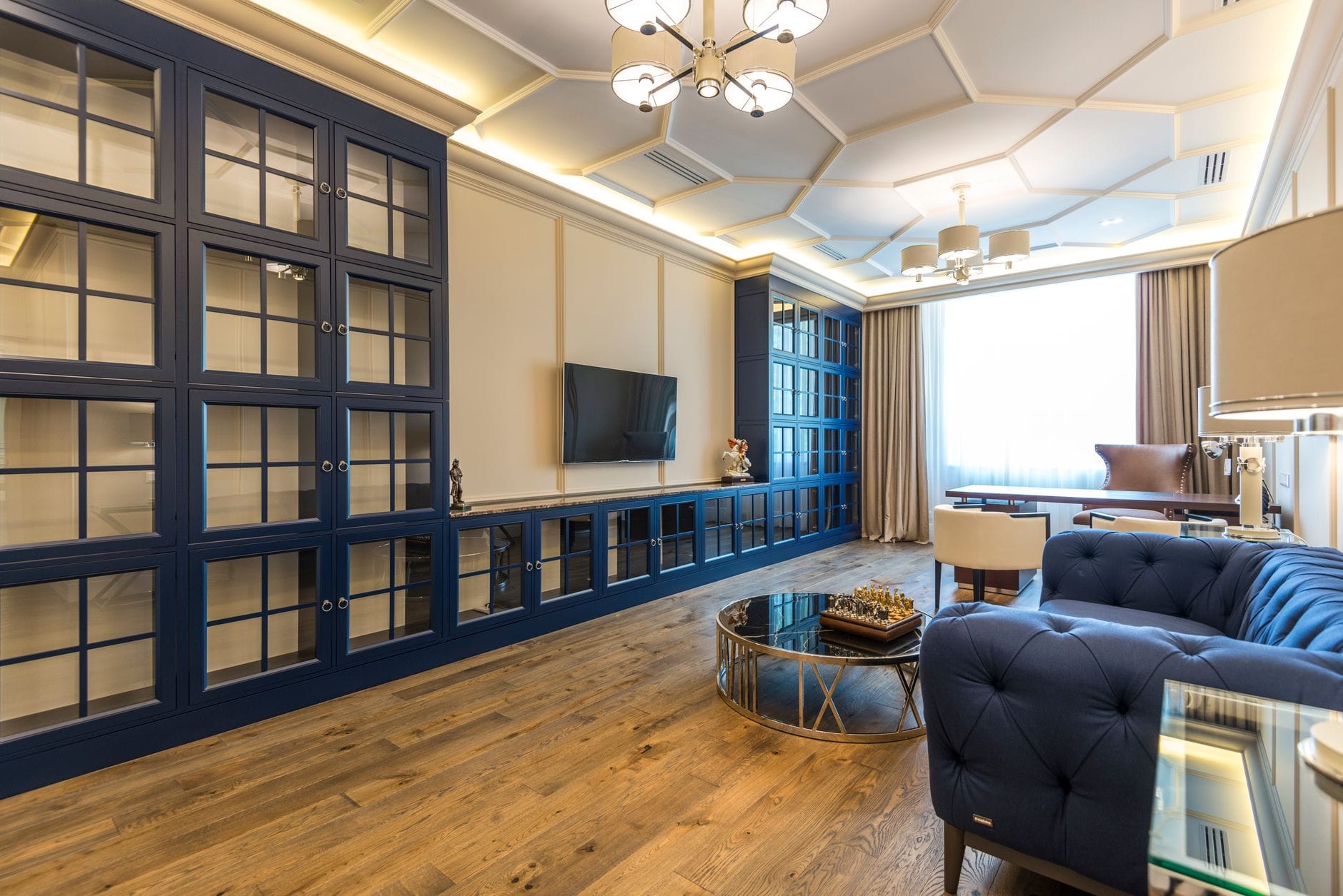 Nowoczesny, przestronny salon w luksusowym apartamencie