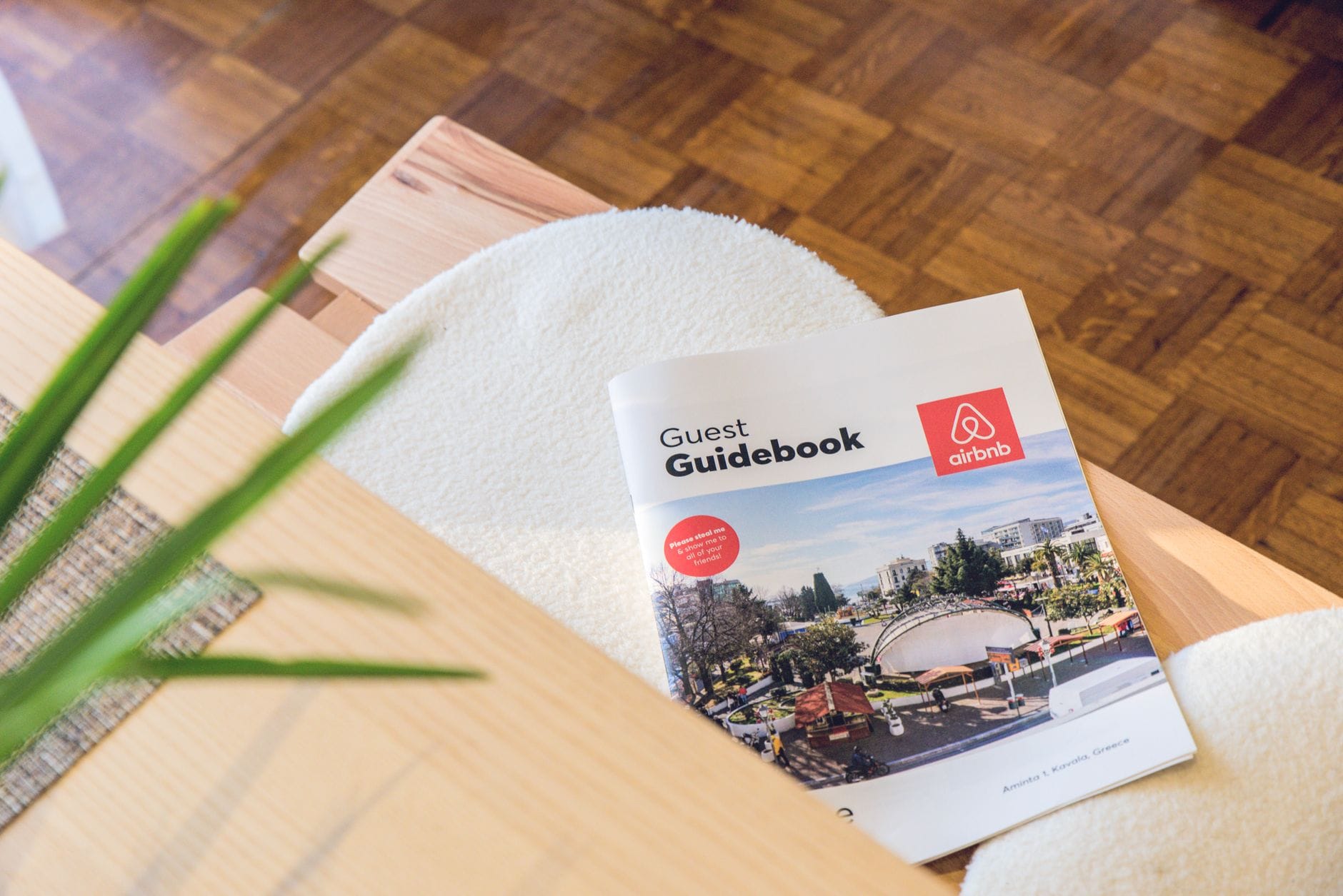 Przewodnik dla gości Airbnb leży na nowoczesnym stole w apartamencie