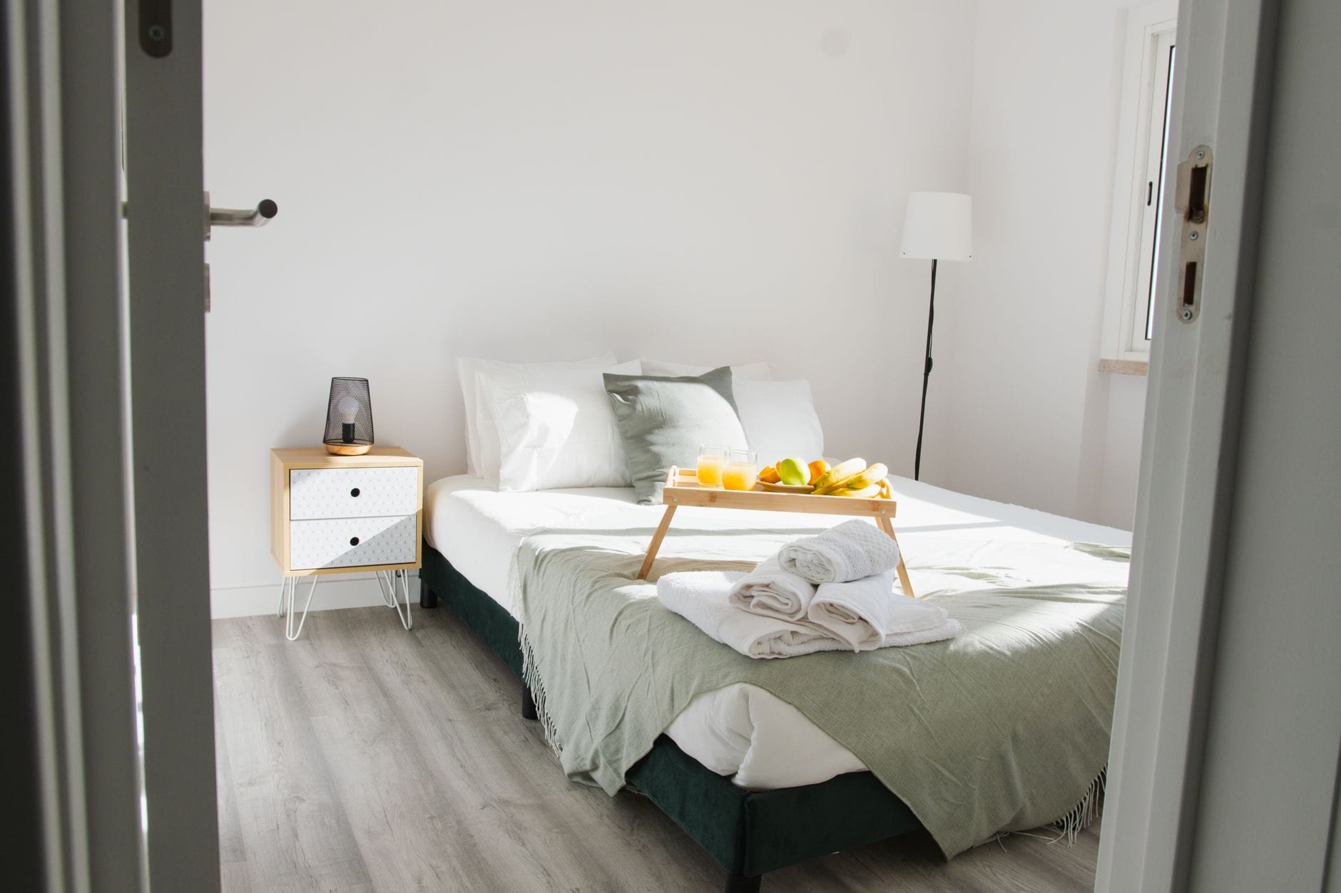 Przytulna sypialnia w apartamencie z łóżkiem i śniadaniem na tacy Przytulna sypialnia w apartamencie z łóżkiem i śniadaniem na tacy