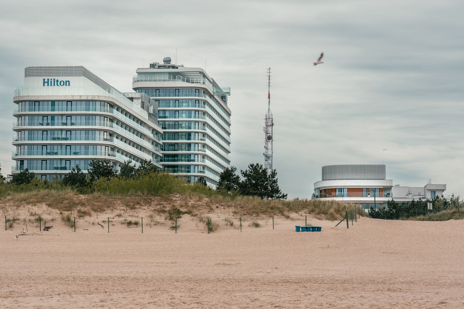 Hotel Hilton przy piaszczystej plaży w Świnoujściu pod pochmurnym niebem