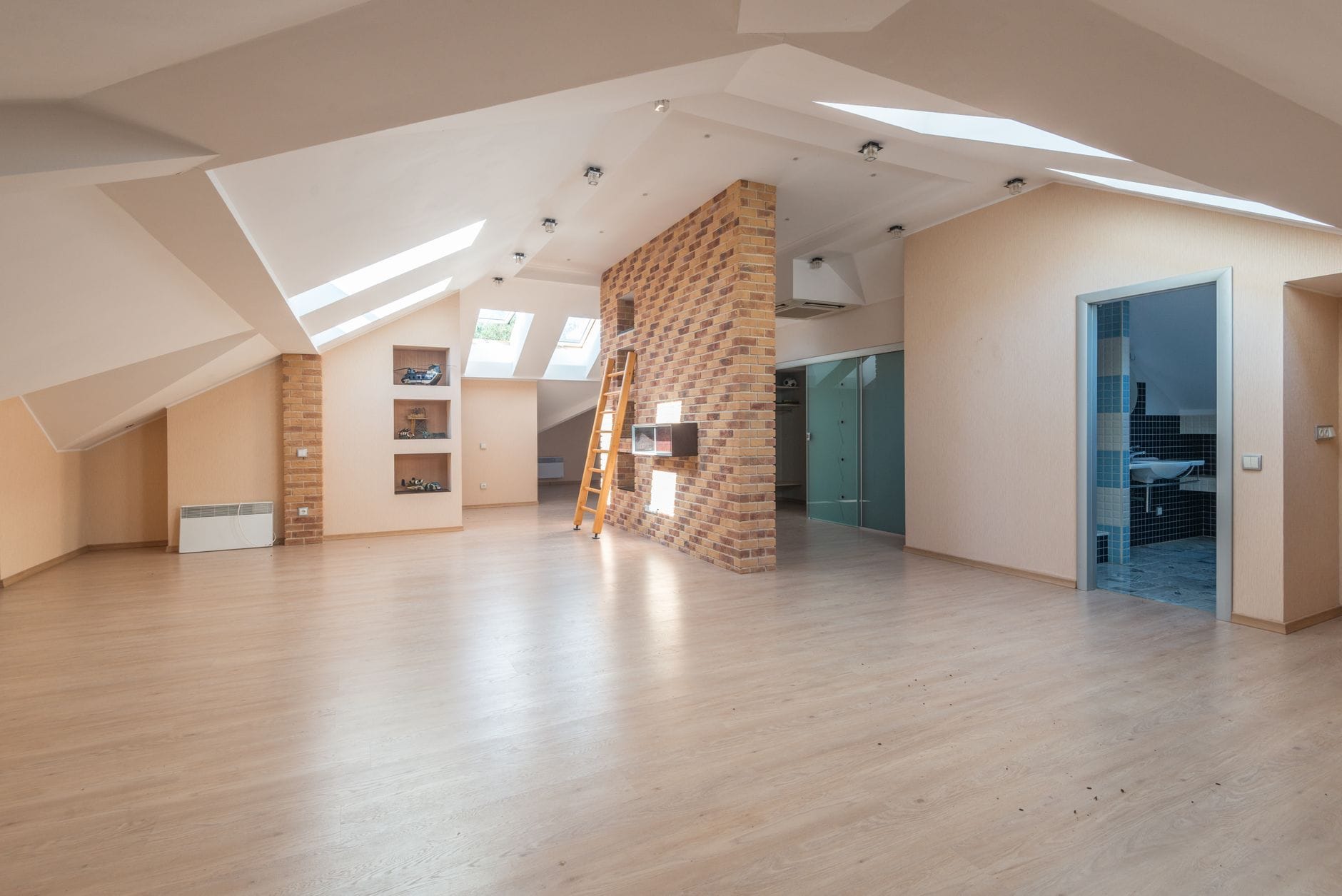Jasny nowoczesny apartament na poddaszu z oknami dachowymi