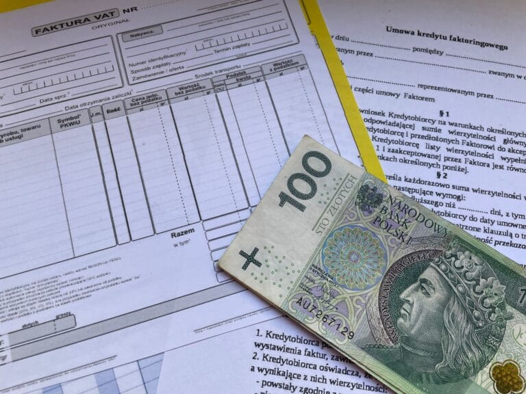 Banknot 100 zł na dokumentach
